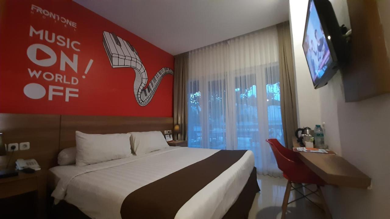 Front One Hotel Pamekasan Madura Zewnętrze zdjęcie
