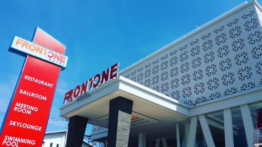 Front One Hotel Pamekasan Madura Zewnętrze zdjęcie