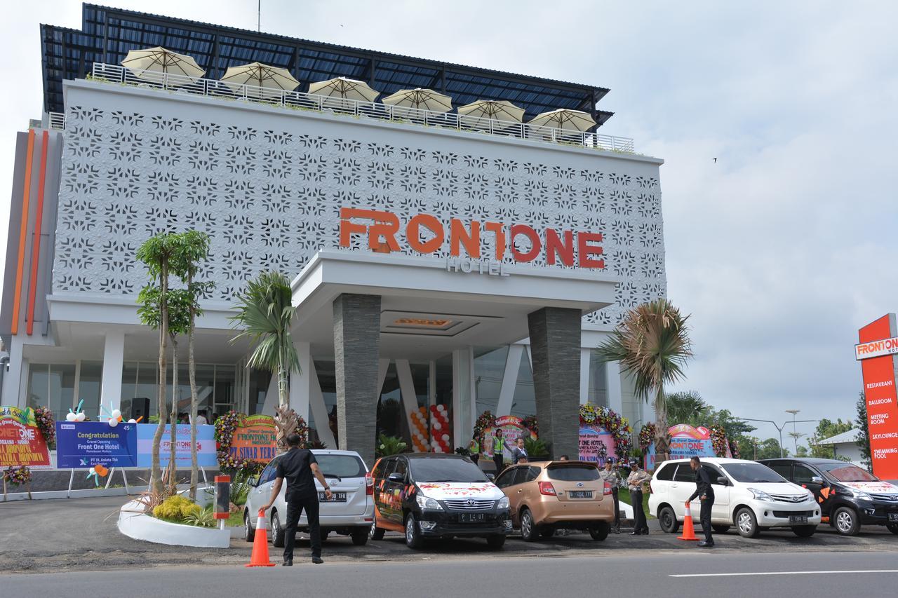 Front One Hotel Pamekasan Madura Zewnętrze zdjęcie