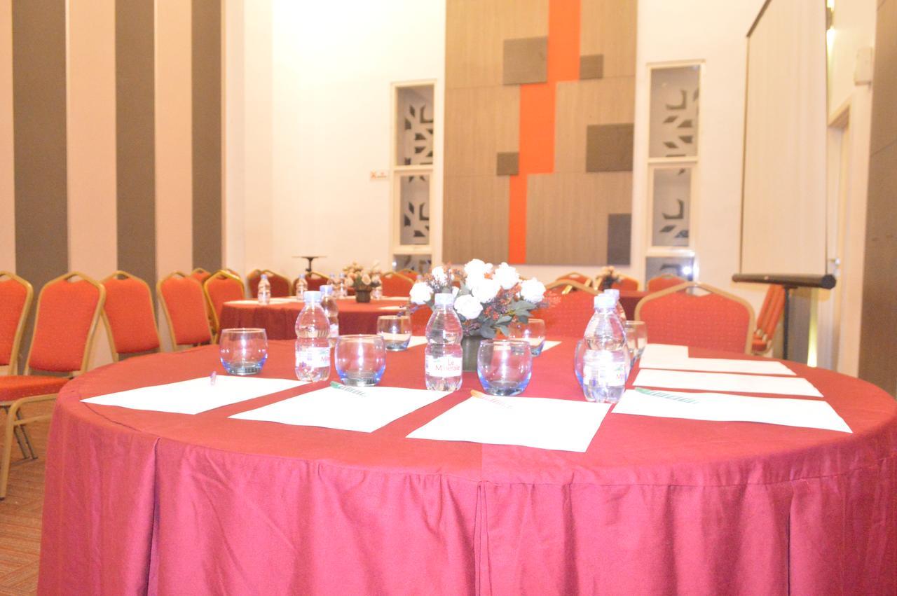 Front One Hotel Pamekasan Madura Zewnętrze zdjęcie