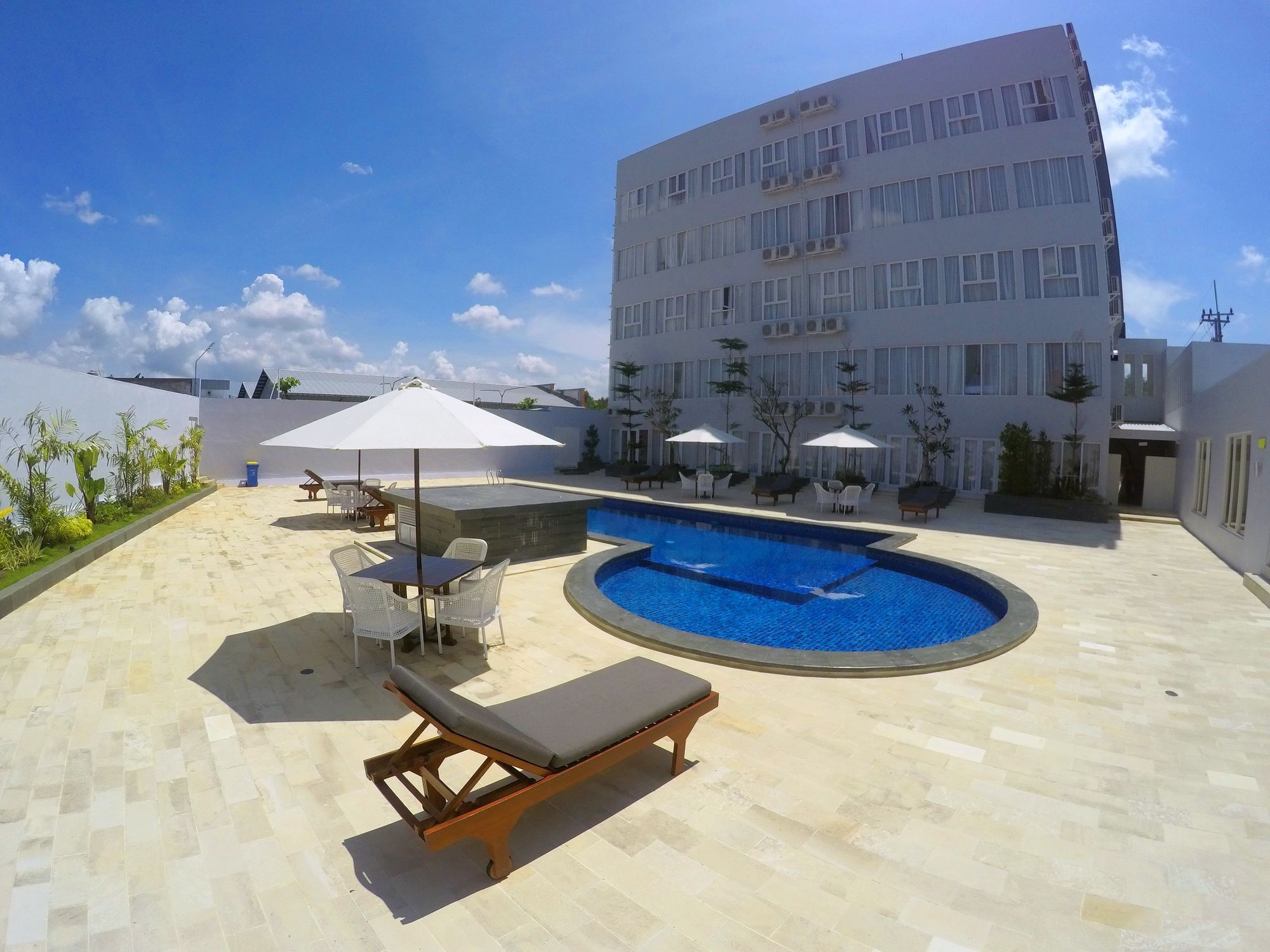 Front One Hotel Pamekasan Madura Zewnętrze zdjęcie